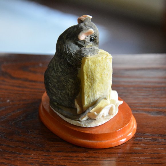 Adorable VINTAGE mouse with cheese statue mounted on wood base - Picture 4 of 6